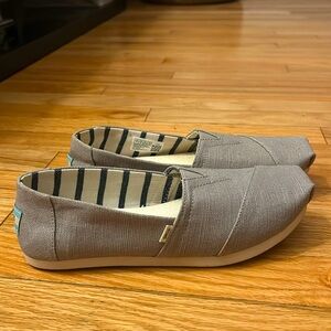 Toms Women’s Size 7 grey slide on Flats